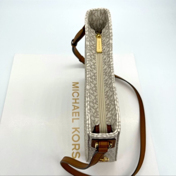 Michael Kors Large Messenger Bag Vanilla - Picture 11 of 13